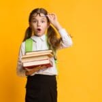 Ученици с раници на 15 септември пред училищния вход