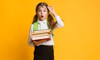 Ученици с раници на 15 септември пред училищния вход