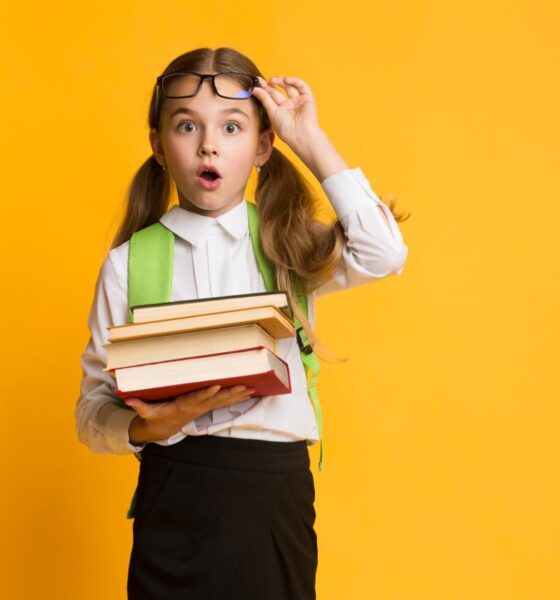 Ученици с раници на 15 септември пред училищния вход