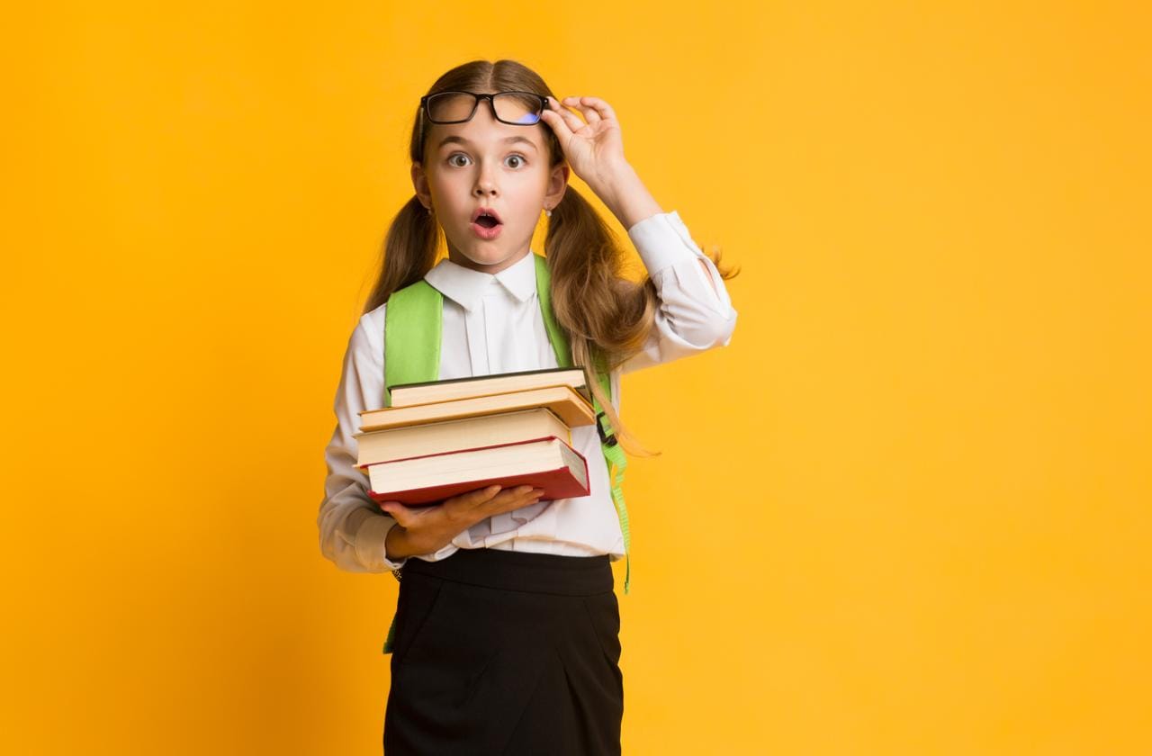 Ученици с раници на 15 септември пред училищния вход