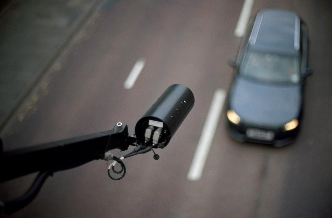 Камера за контрол на средна скорост на български път