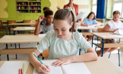 Родители подават документи за еднократна помощ от 150 лв. за ученици в дирекция „Социално подпомагане“.