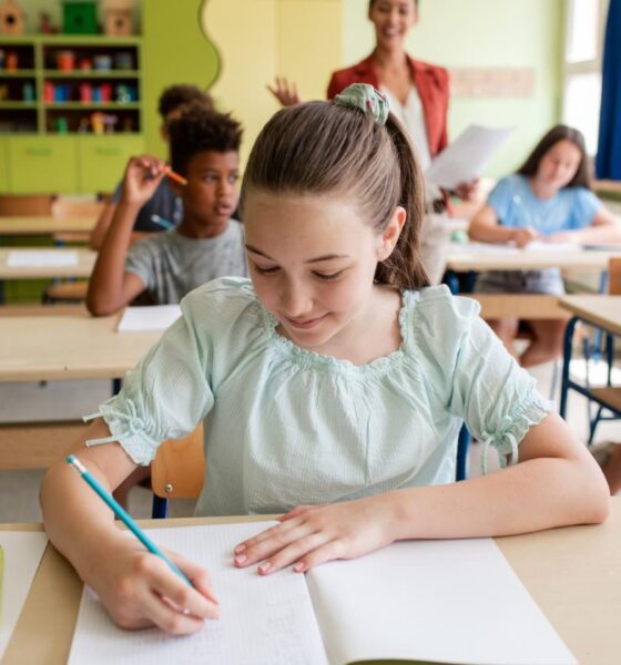 Родители подават документи за еднократна помощ от 150 лв. за ученици в дирекция „Социално подпомагане“.