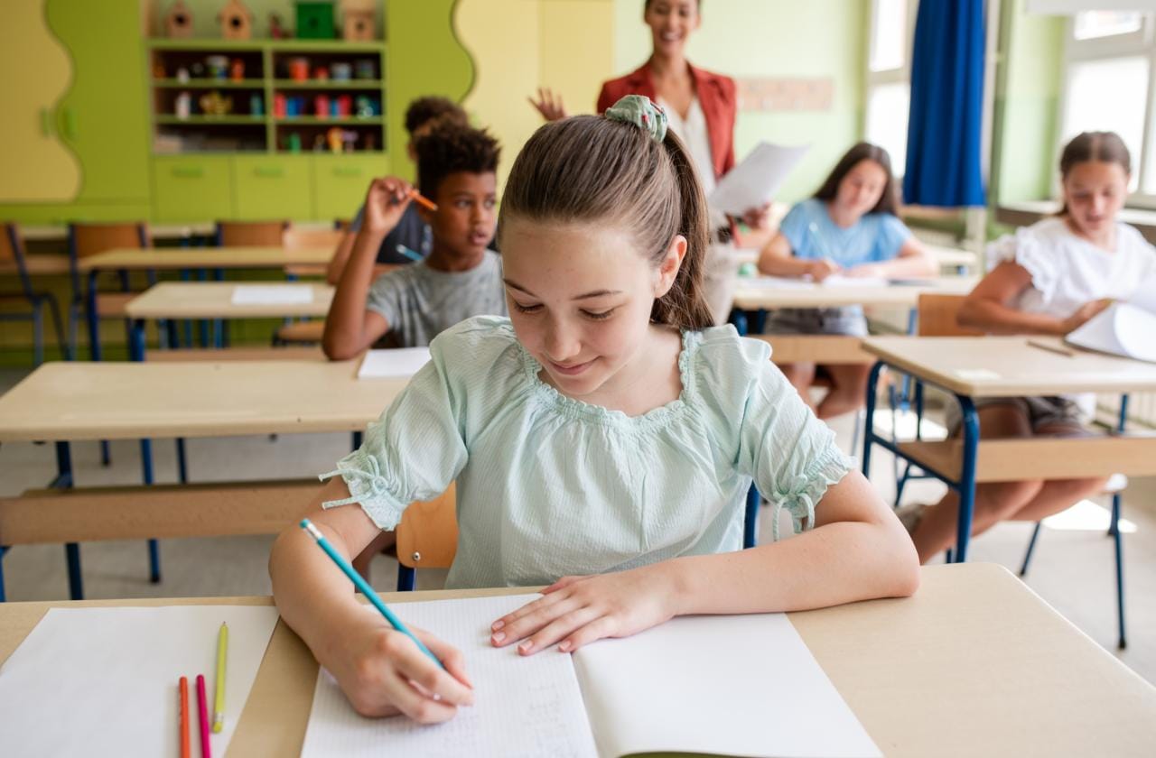 Родители подават документи за еднократна помощ от 150 лв. за ученици в дирекция „Социално подпомагане“.