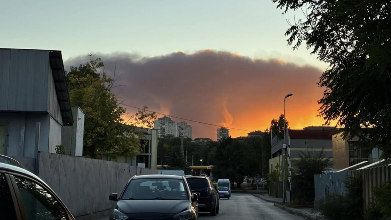 Гъст дим над Плевен след пожар в бившата рафинерия Плама