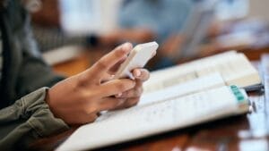 Ученици в класна стая с мобилни телефони