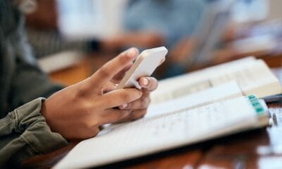 Ученици в класна стая с мобилни телефони