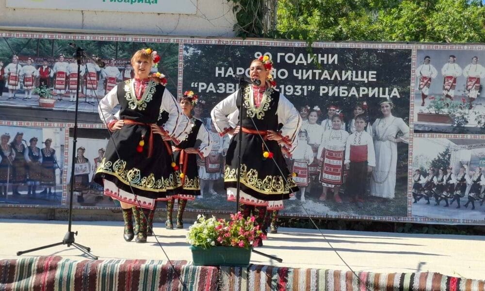 Сцена и публика по време на Празника на Рибата в Рибарица