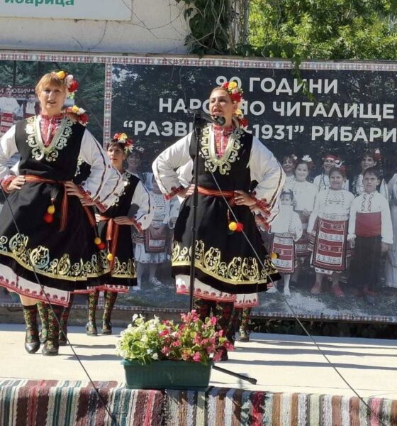 Сцена и публика по време на Празника на Рибата в Рибарица