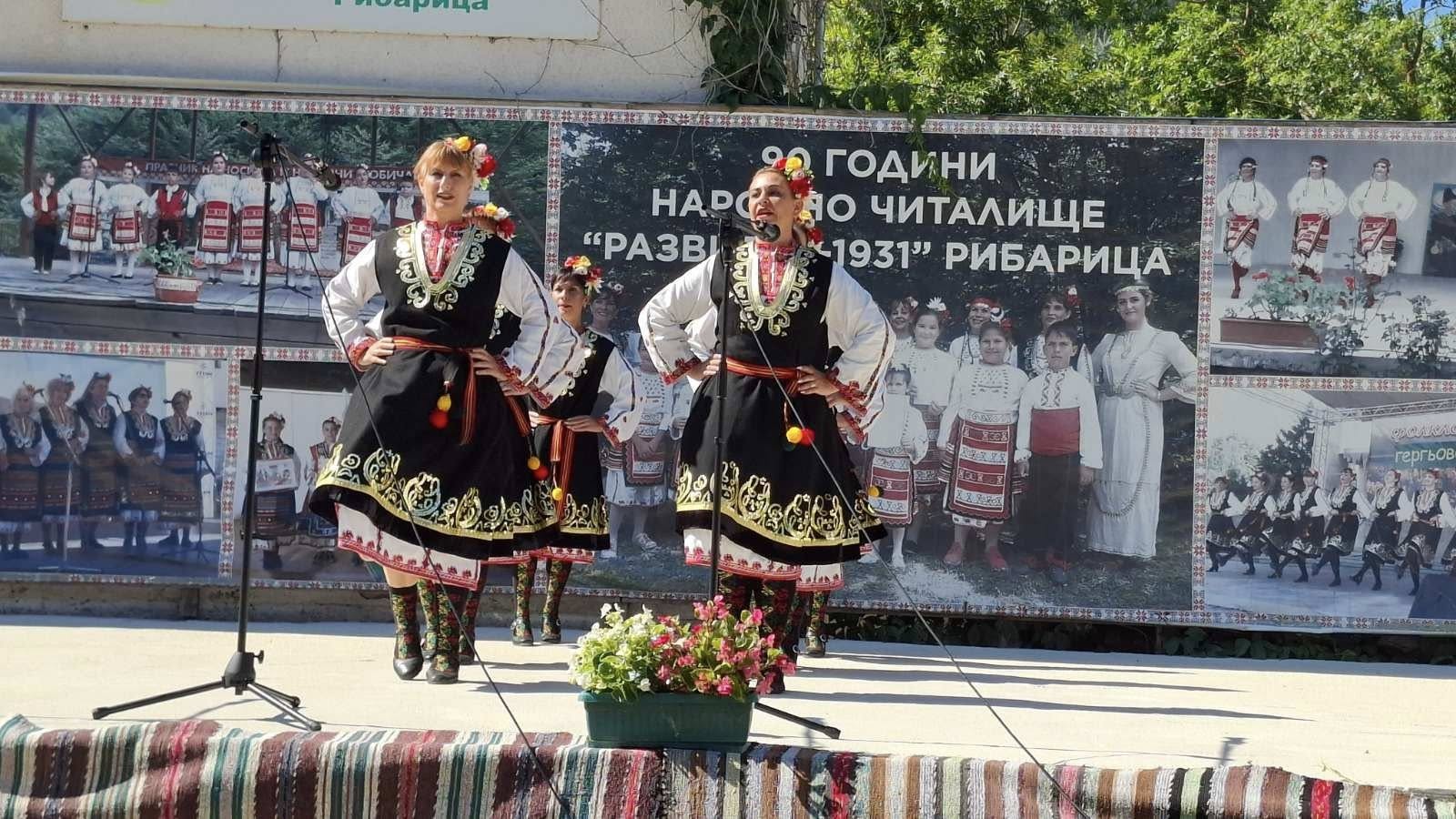 Сцена и публика по време на Празника на Рибата в Рибарица