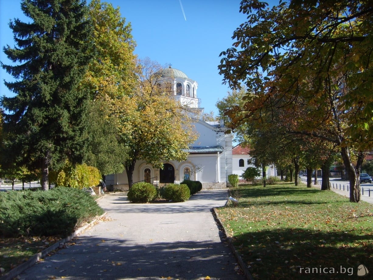 ледка към пазара и църквата в Червен бряг