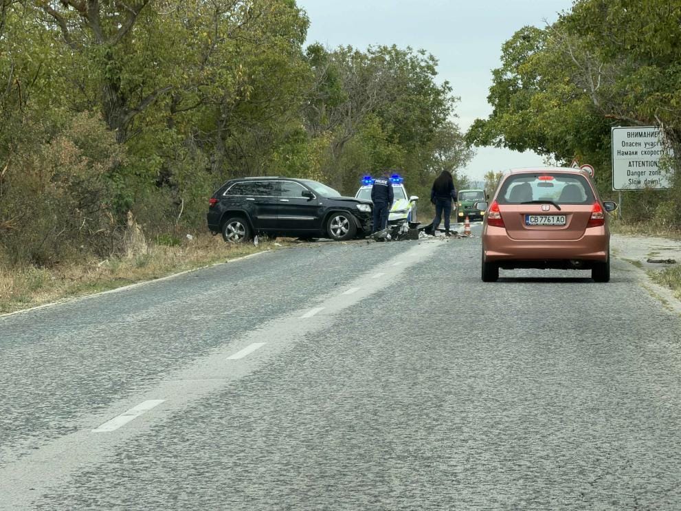 Пътна полиция регулира движението след катастрофа на второкласен път II-15