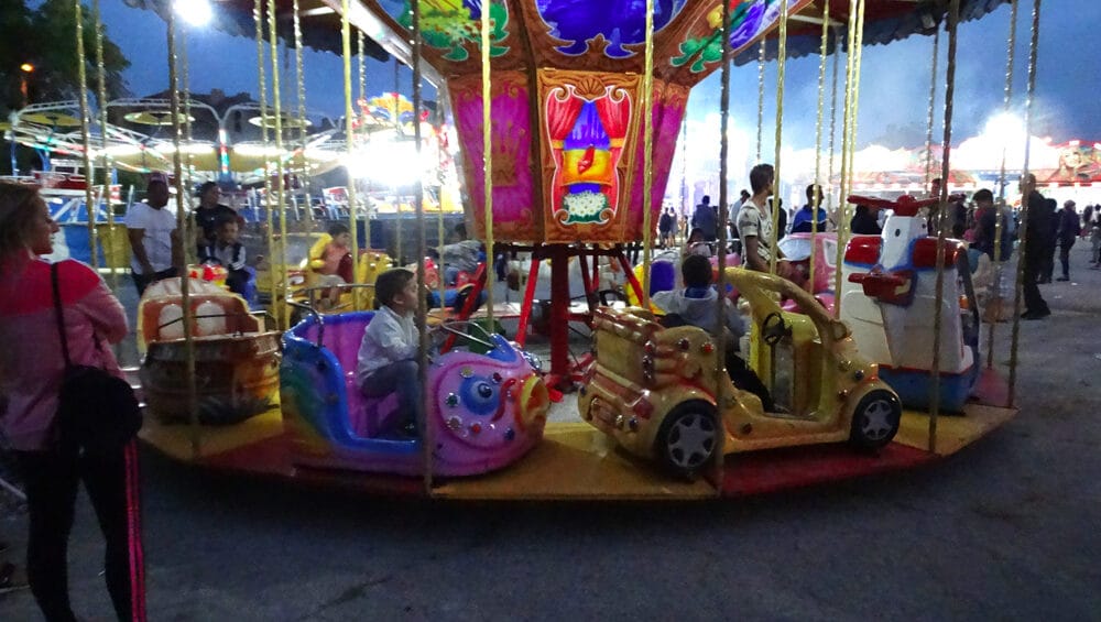 Сцена, концерти и хора на площад Трети март в Луковит по време на Традиционния панаир 2025