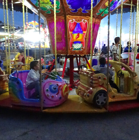 Сцена, концерти и хора на площад Трети март в Луковит по време на Традиционния панаир 2025