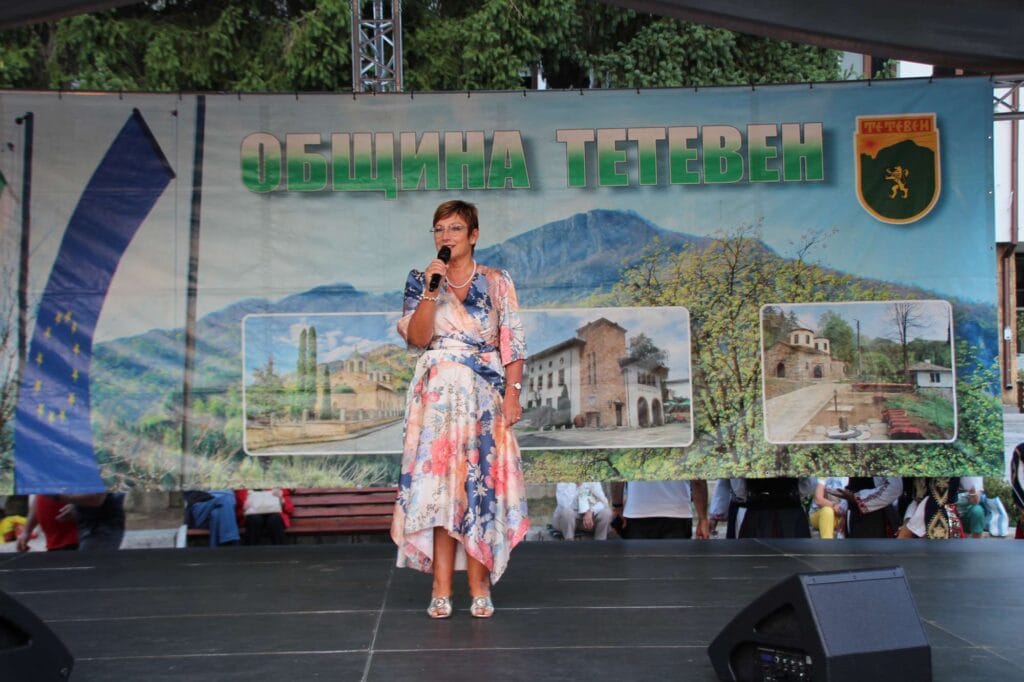 Кметът д-р Мадлена Бояджиева приветства гостите на панаира в Тетевен