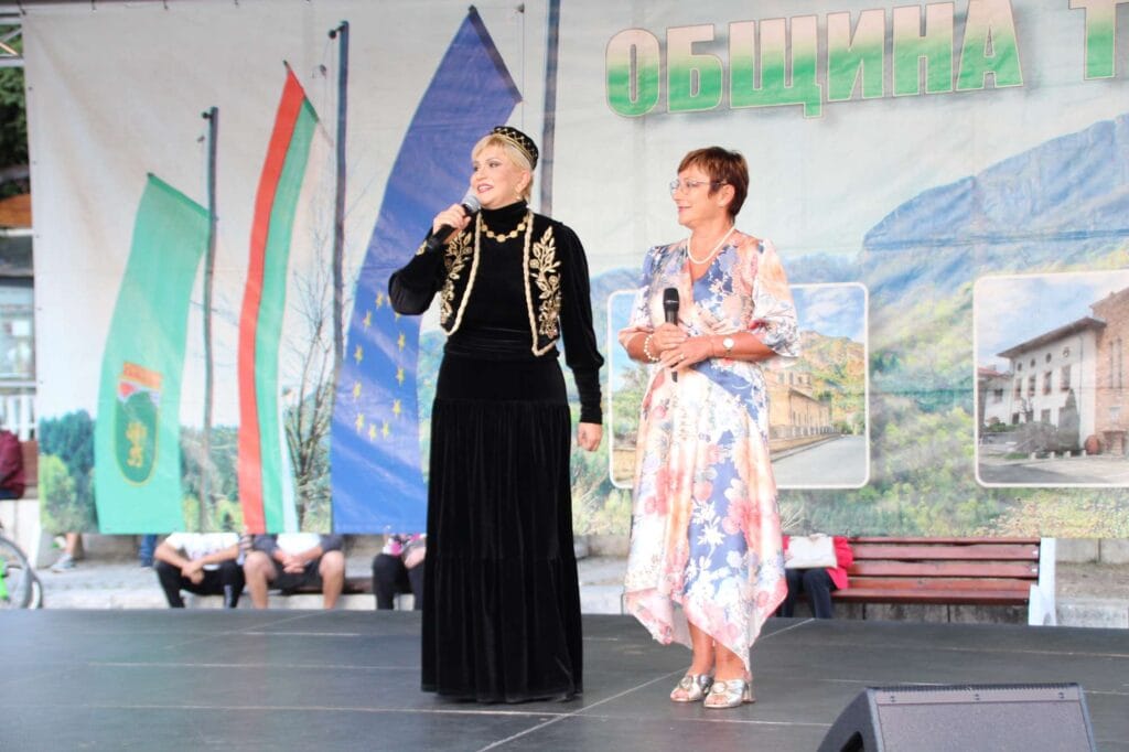 Николина Чакърдъкова на сцената на панаира в Тетевен