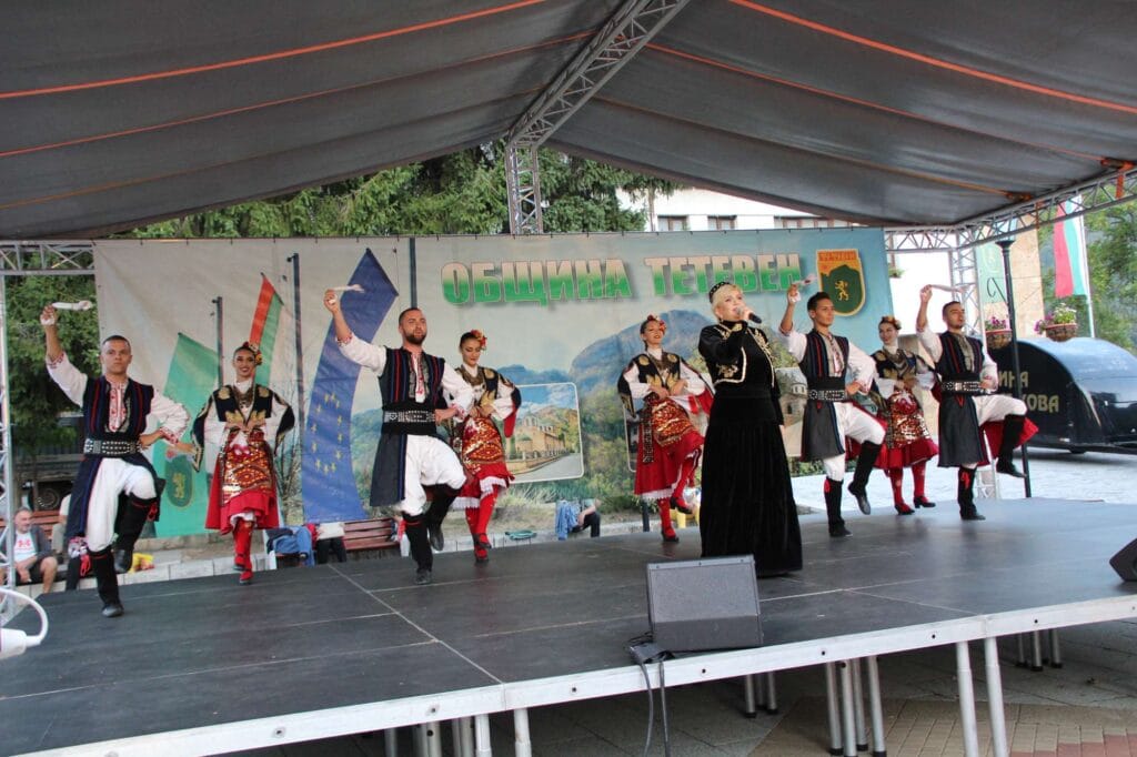 Народни танци и фолклорни изпълнения на сцената в Тетевен