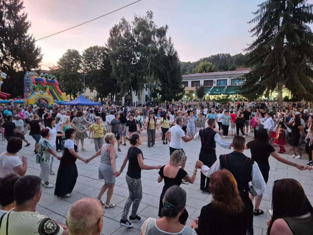 Жители и гости на площада в Тетевен за официалното откриване на панаира