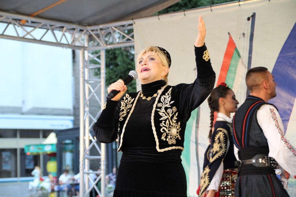 Публиката аплодира концерта на панаира в Тетевен