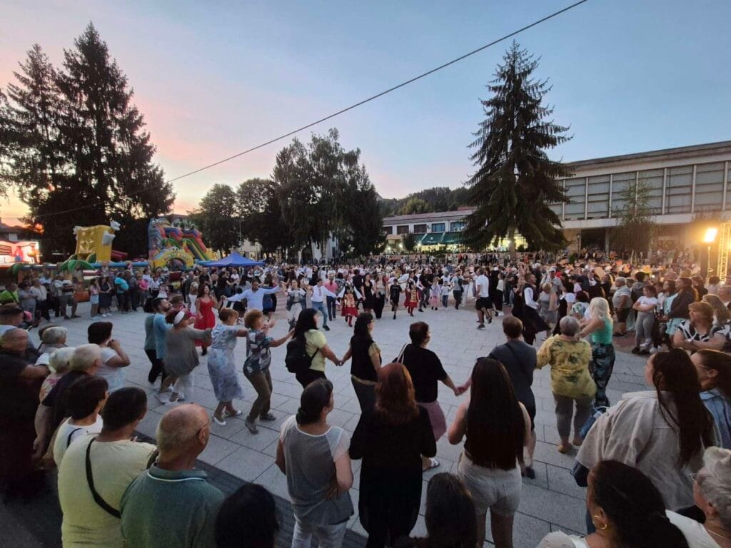 Танцуващи хора на концерта на Николина Чакърдъкова в Тетевен