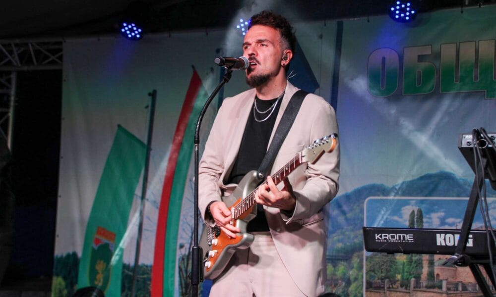 Графа пее на сцената на панаира в Тетевен на 6 септември