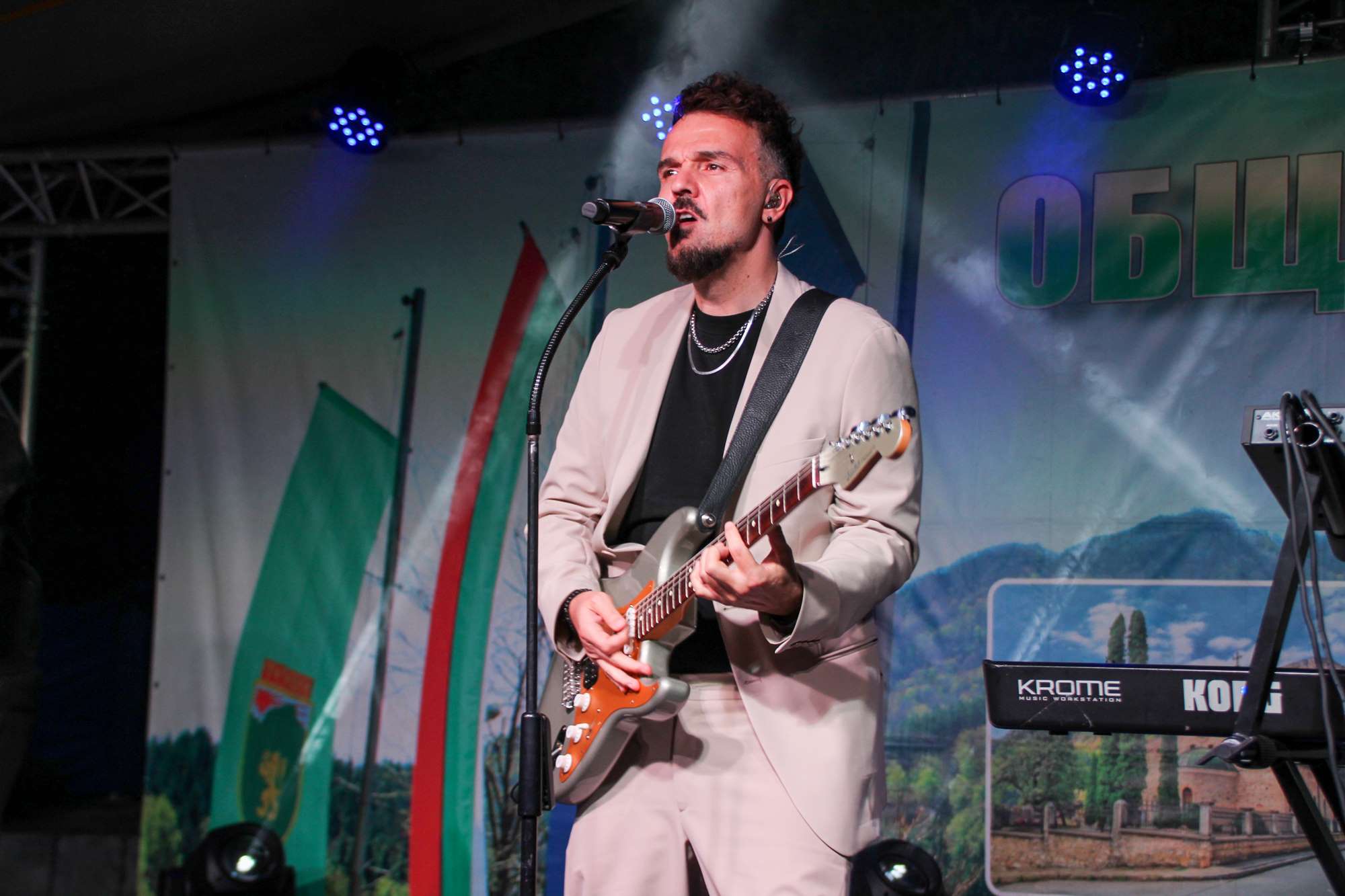 Графа пее на сцената на панаира в Тетевен на 6 септември