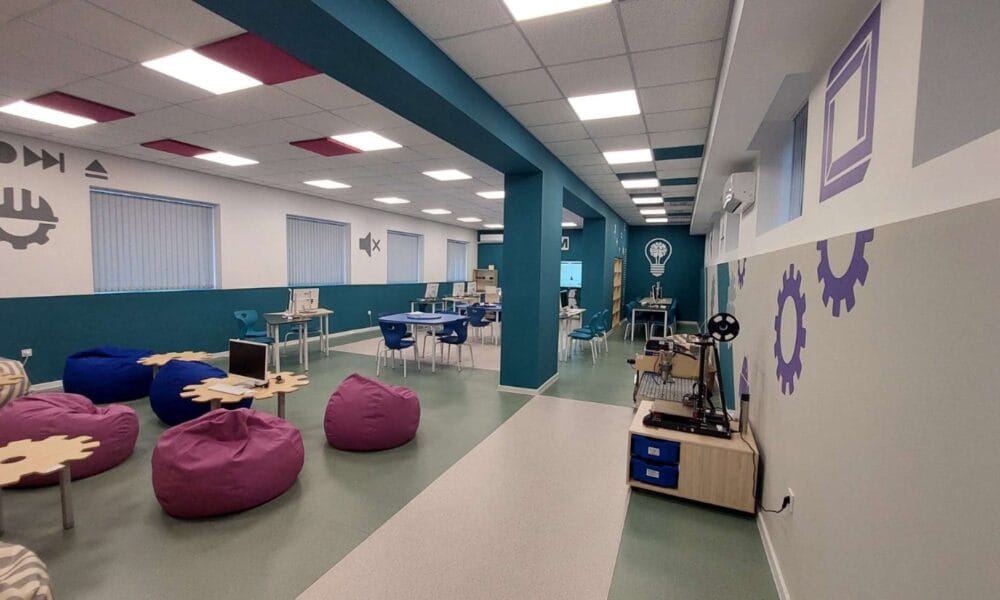 Кметът д-р Мадлена Бояджиева и акад. Николай Витанов прерязват лентата на новия STEM център в Тетевен