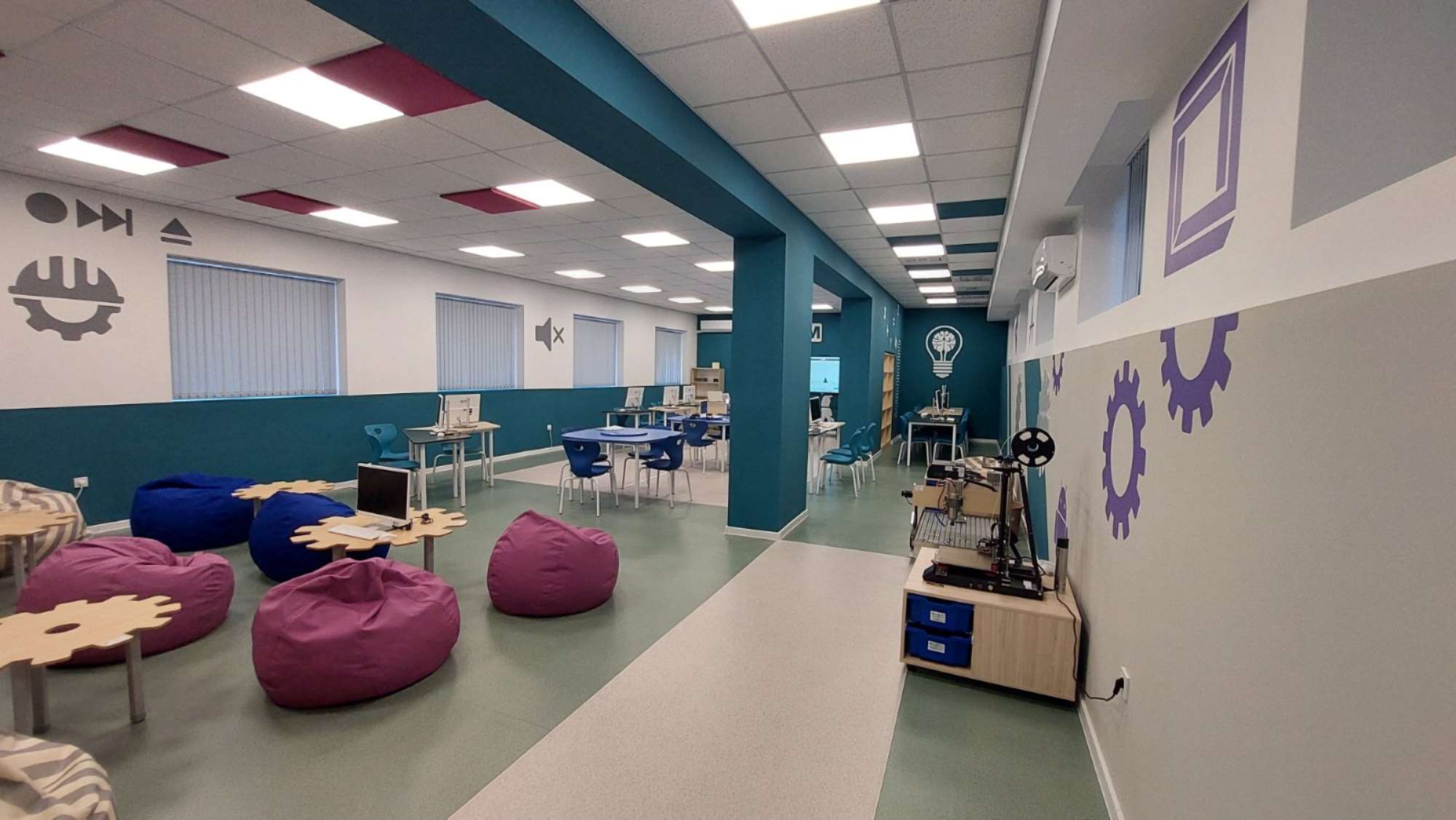 Кметът д-р Мадлена Бояджиева и акад. Николай Витанов прерязват лентата на новия STEM център в Тетевен