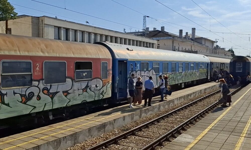 Бърз влак по линията Пловдив–София спрян заради изкривени релси