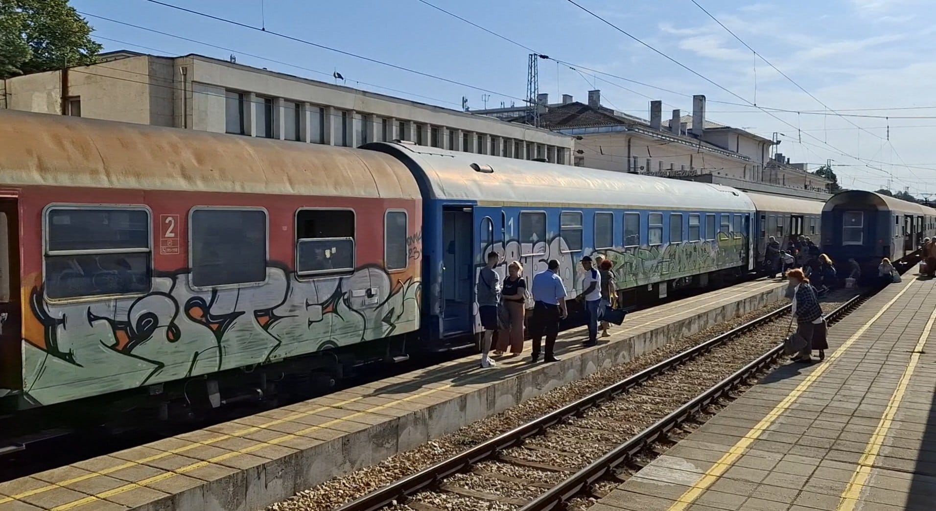 Бърз влак по линията Пловдив–София спрян заради изкривени релси