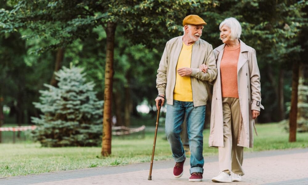 Пенсионери на гише в пощенска станция за получаване на пенсии