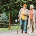 Пенсионери на гише в пощенска станция за получаване на пенсии