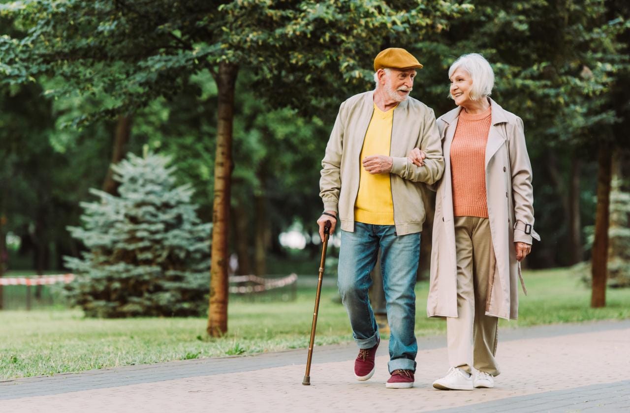 Пенсионери на гише в пощенска станция за получаване на пенсии