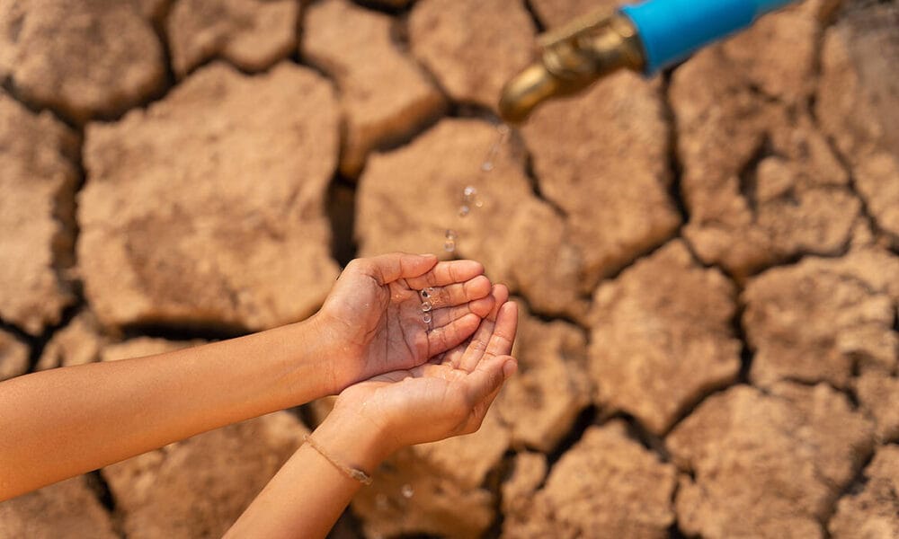 Празна чешма в Плевен със знак „Вода няма“