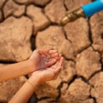 Празна чешма в Плевен със знак „Вода няма“