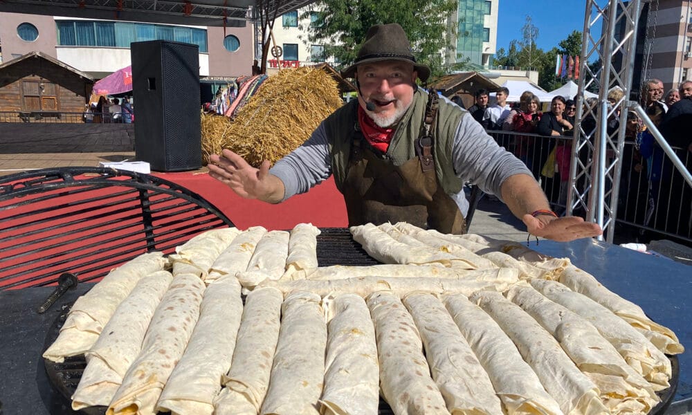 Ути Бъчваров в Луковит приготвя баници на живо на събора „Млечният път на България през вековете“