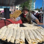 Ути Бъчваров в Луковит приготвя баници на живо на събора „Млечният път на България през вековете“