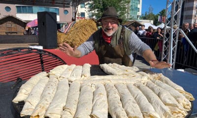 Ути Бъчваров в Луковит приготвя баници на живо на събора „Млечният път на България през вековете“