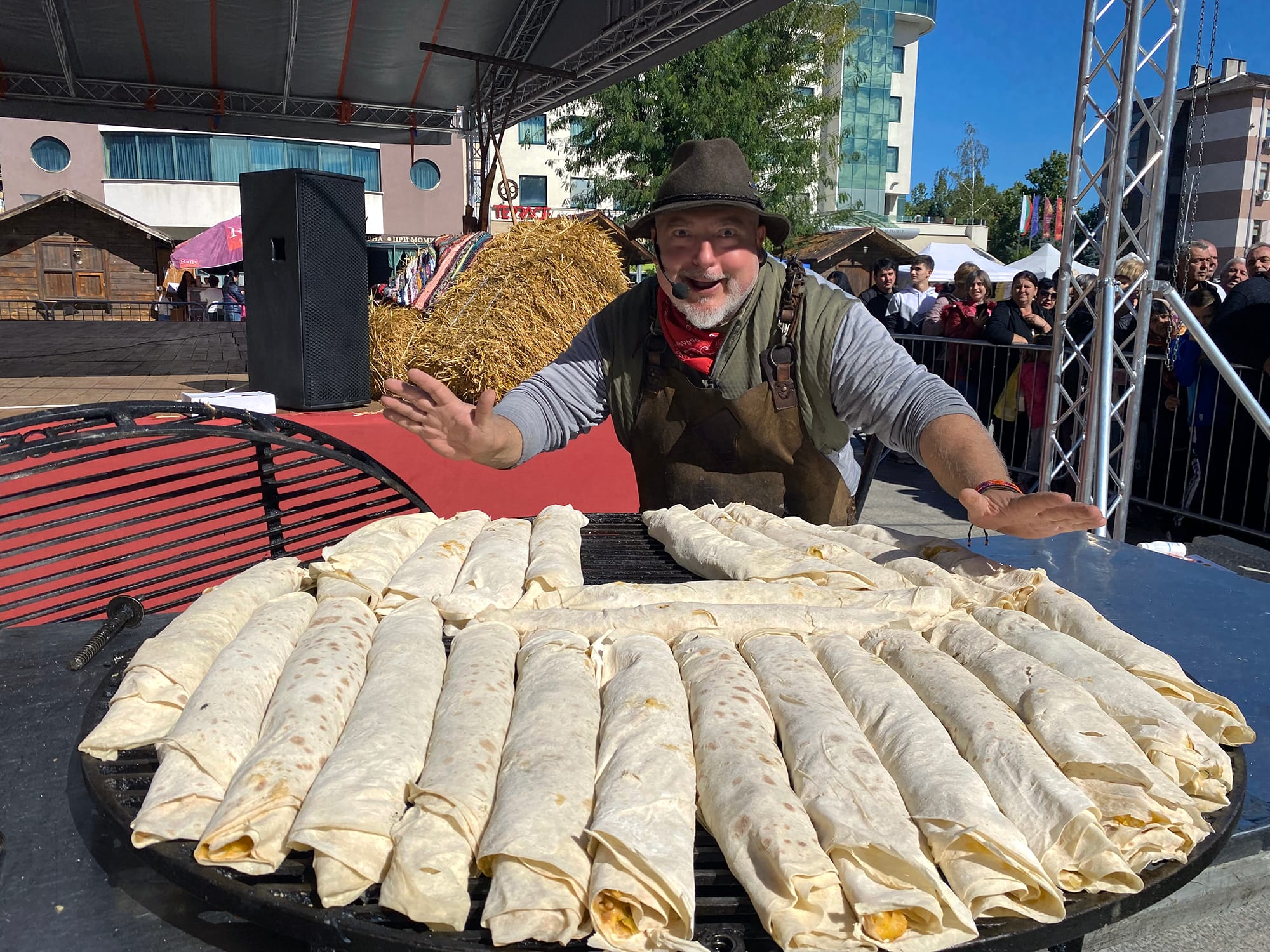Ути Бъчваров в Луковит приготвя баници на живо на събора „Млечният път на България през вековете“