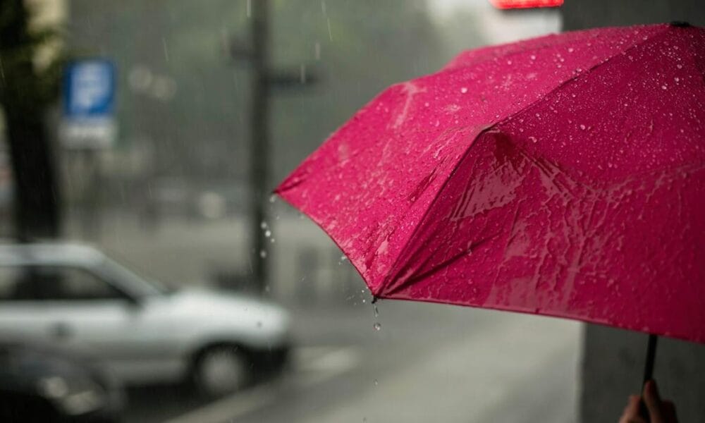 Облачно време и валежи над България