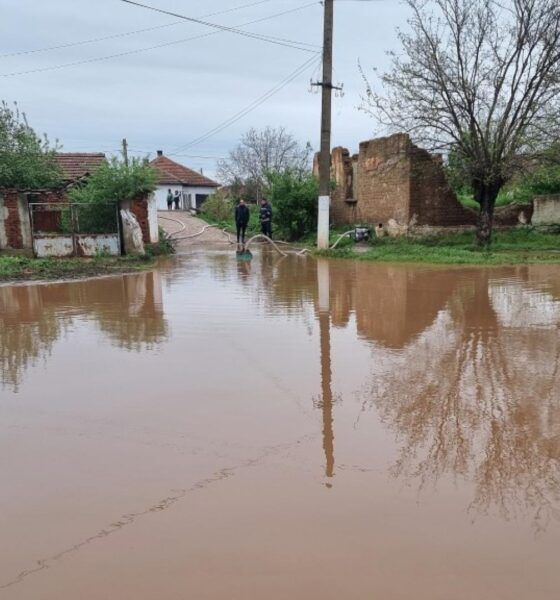 Опасно време в почти цяла България: НИМХ издаде червен, оранжев и жълт код за обилни валежи, порои и силен вятър. Ето къде е най-рисково и какво време ни очаква през уикенда.