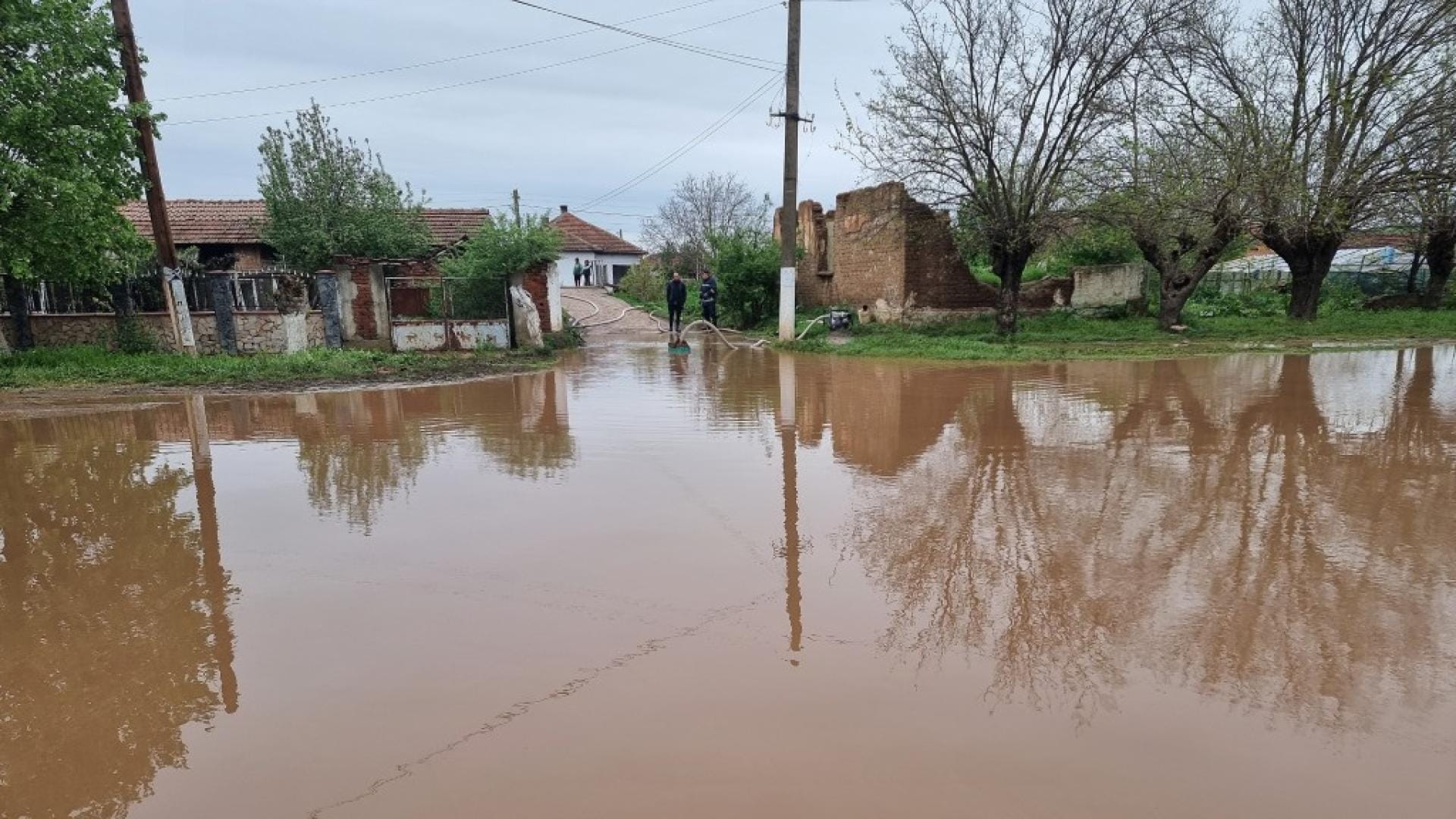 Опасно време в почти цяла България: НИМХ издаде червен, оранжев и жълт код за обилни валежи, порои и силен вятър. Ето къде е най-рисково и какво време ни очаква през уикенда.