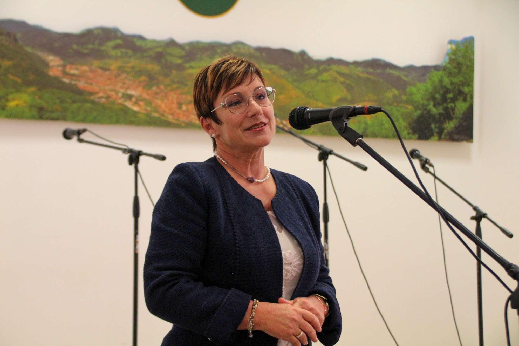 Таня Михайлова поздравява учителите в Тетевен по случай Международния ден на учителя