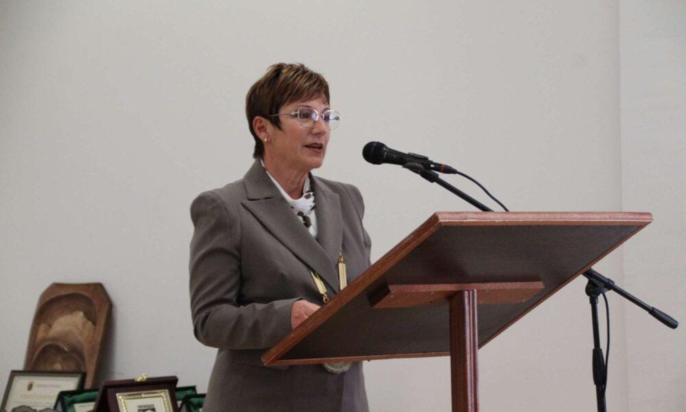 Кметът на Тетевен д-р Мадлена Бояджиева издига знамето на града по време на тържествата за Освобождението