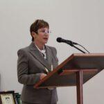 Кметът на Тетевен д-р Мадлена Бояджиева издига знамето на града по време на тържествата за Освобождението