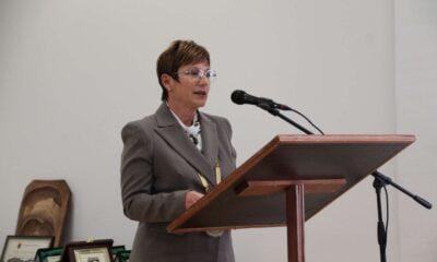 Кметът на Тетевен д-р Мадлена Бояджиева издига знамето на града по време на тържествата за Освобождението