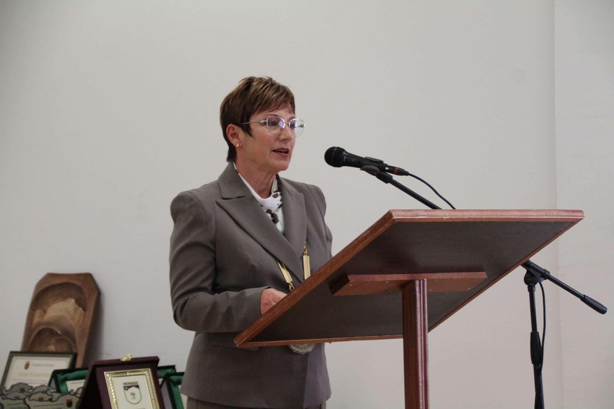 Кметът на Тетевен д-р Мадлена Бояджиева издига знамето на града по време на тържествата за Освобождението