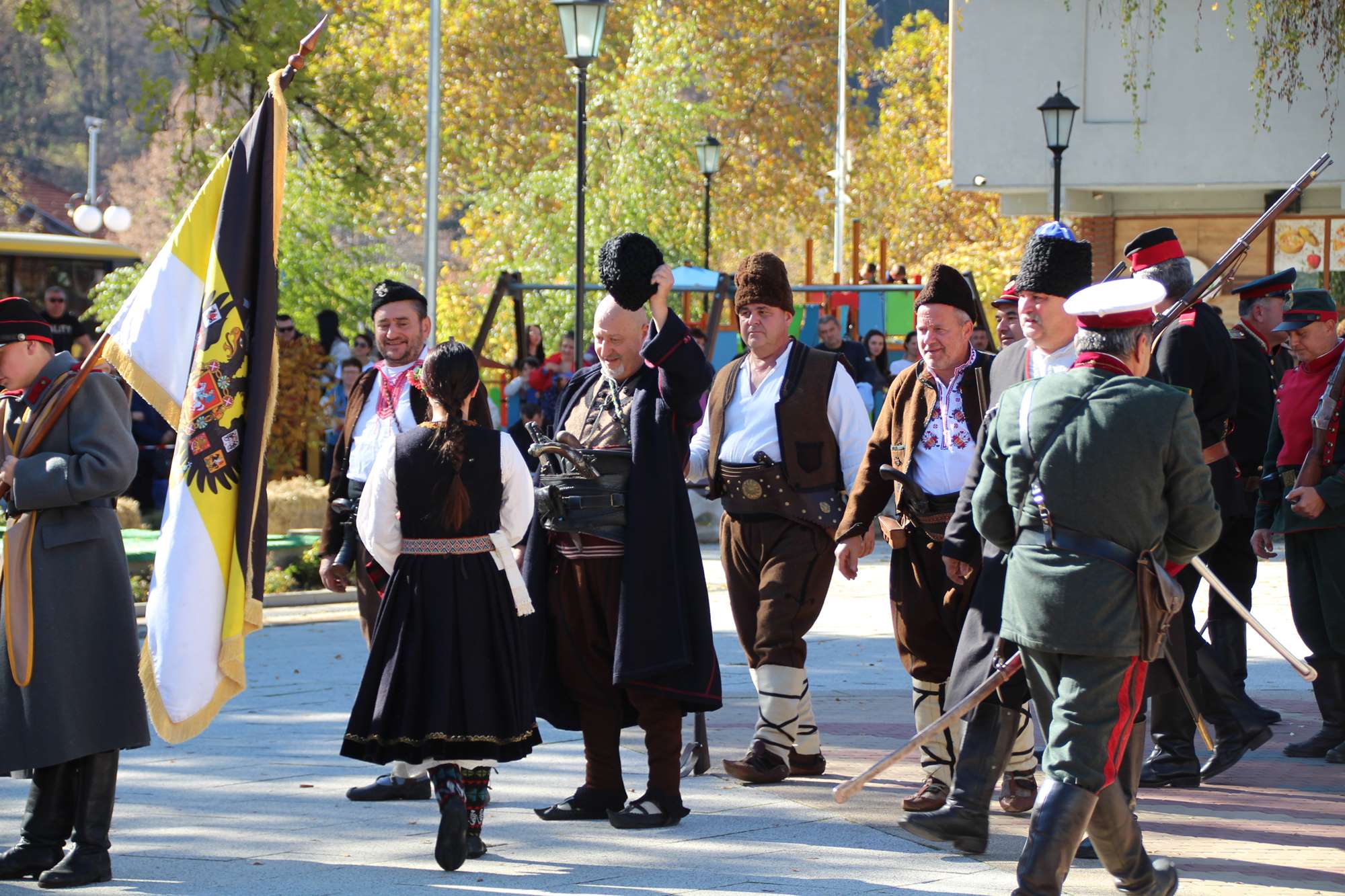 Историческа възстановка „Освобождението на Тетевен“ – участници в униформи на пл. „Сава Младенов“