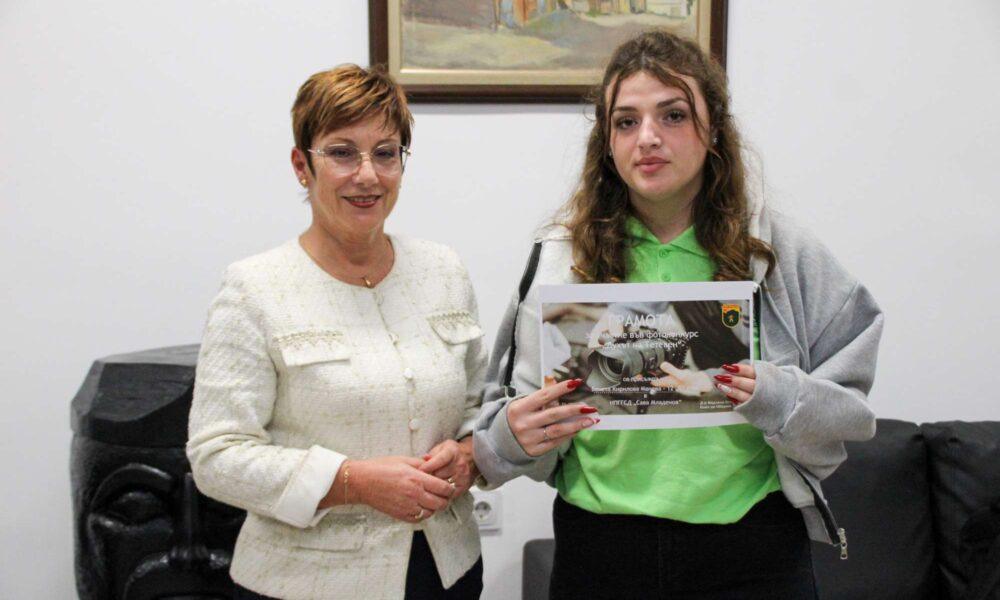 Д-р Мадлена Бояджиева връчва награди на участниците във фотоконкурса „Духът на Тетевен
