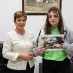 Д-р Мадлена Бояджиева връчва награди на участниците във фотоконкурса „Духът на Тетевен